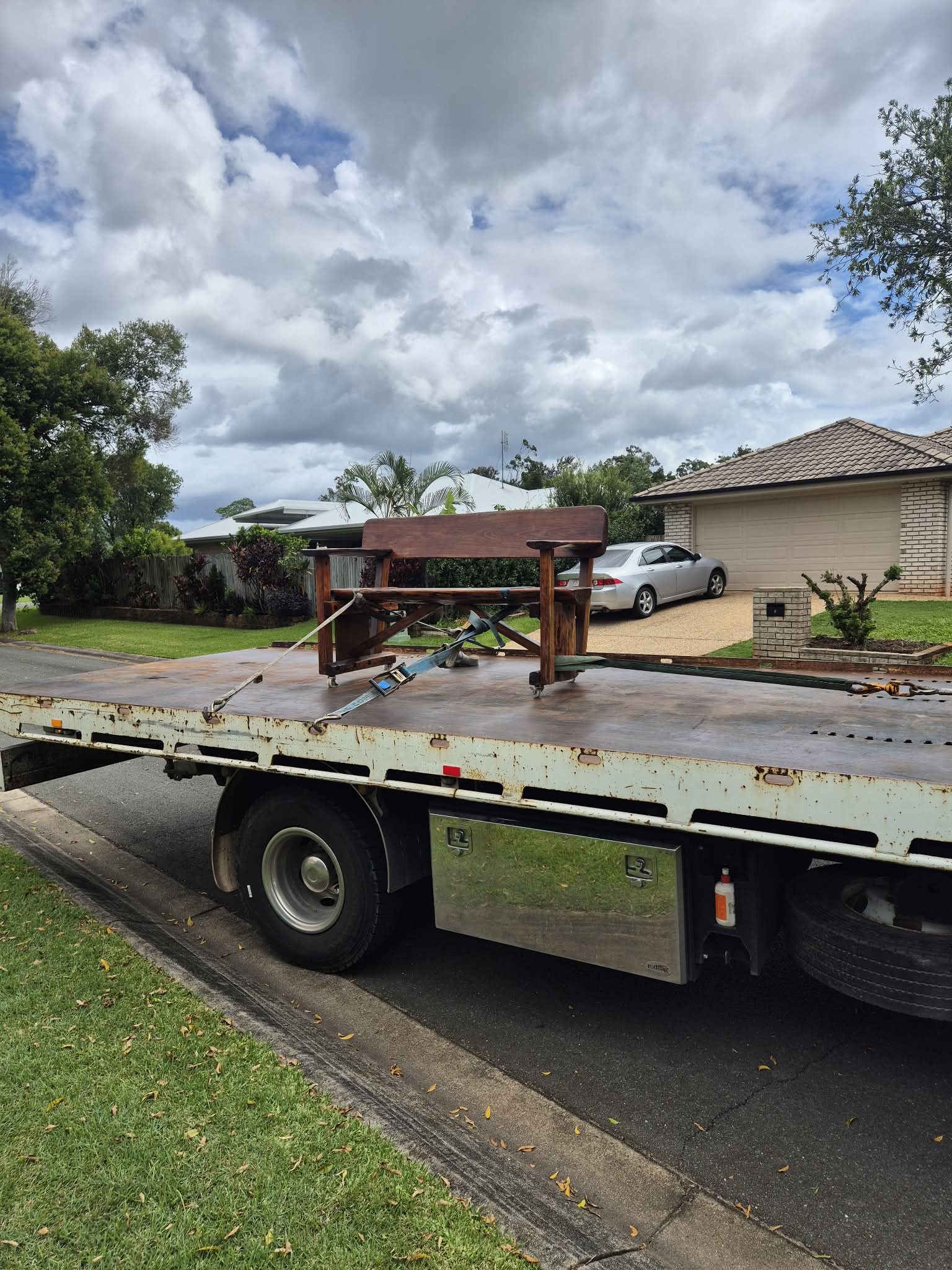 Tilt tray car transport and towing in Mapleton